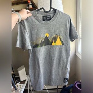 Local Laundry Made in Canada Mountain T Shirt Sz S